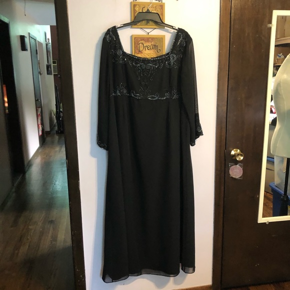 Black gown - Picture 11 of 12